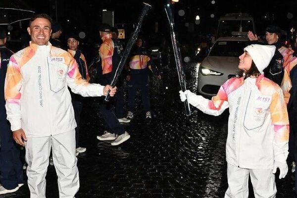 Главный тренер сборной Узбекистана по футболу Фабио Каннаваро пронес по территории Италии Олимпийский огонь Зимней Олимпиады-2026 - Sputnik Узбекистан