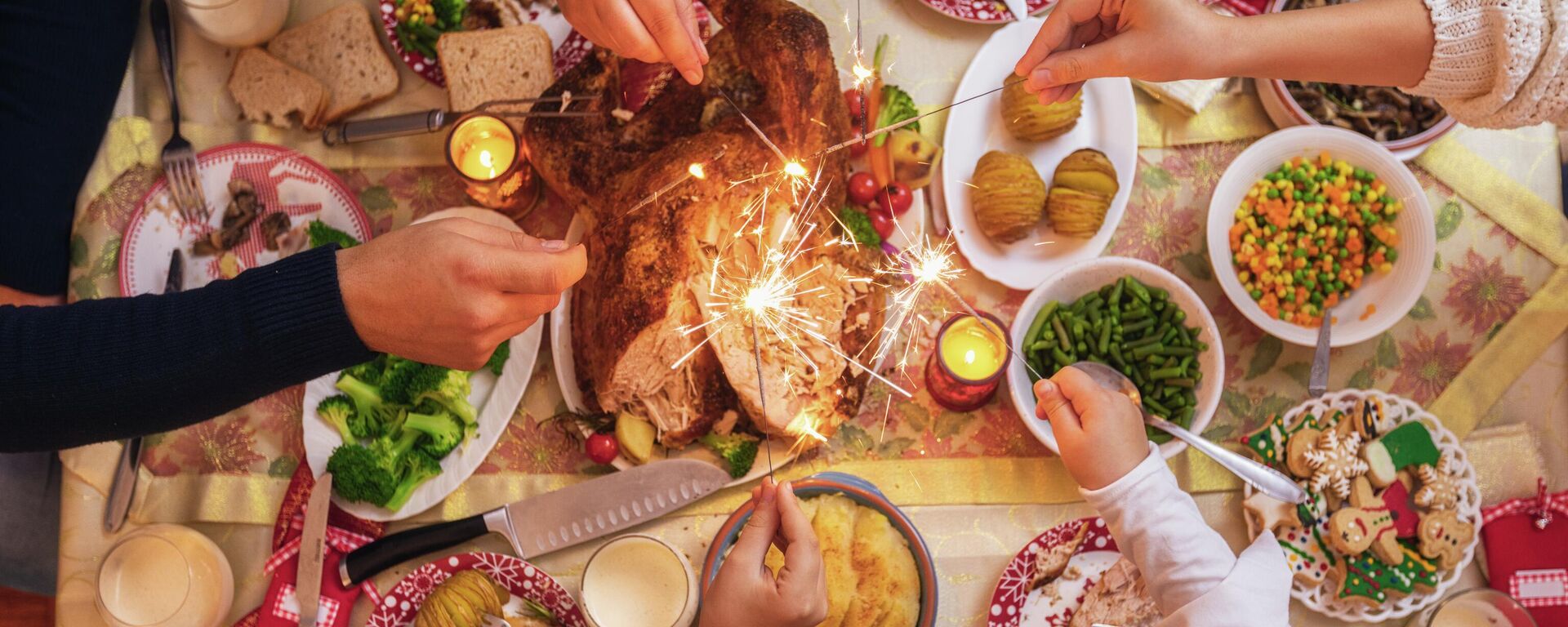 Новогодний стол - Sputnik Узбекистан, 1920, 04.01.2026