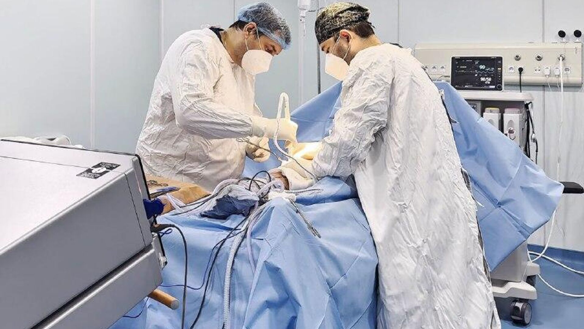 В Узбекистане провели уже вторую операцию по установке эндопротеза, произведенного в Самарском медуниверситете В Узбекистане провели уже вторую операцию по установке эндопротеза, произведенного в Самарском медуниверситете - Sputnik Узбекистан, 1920, 25.12.2025