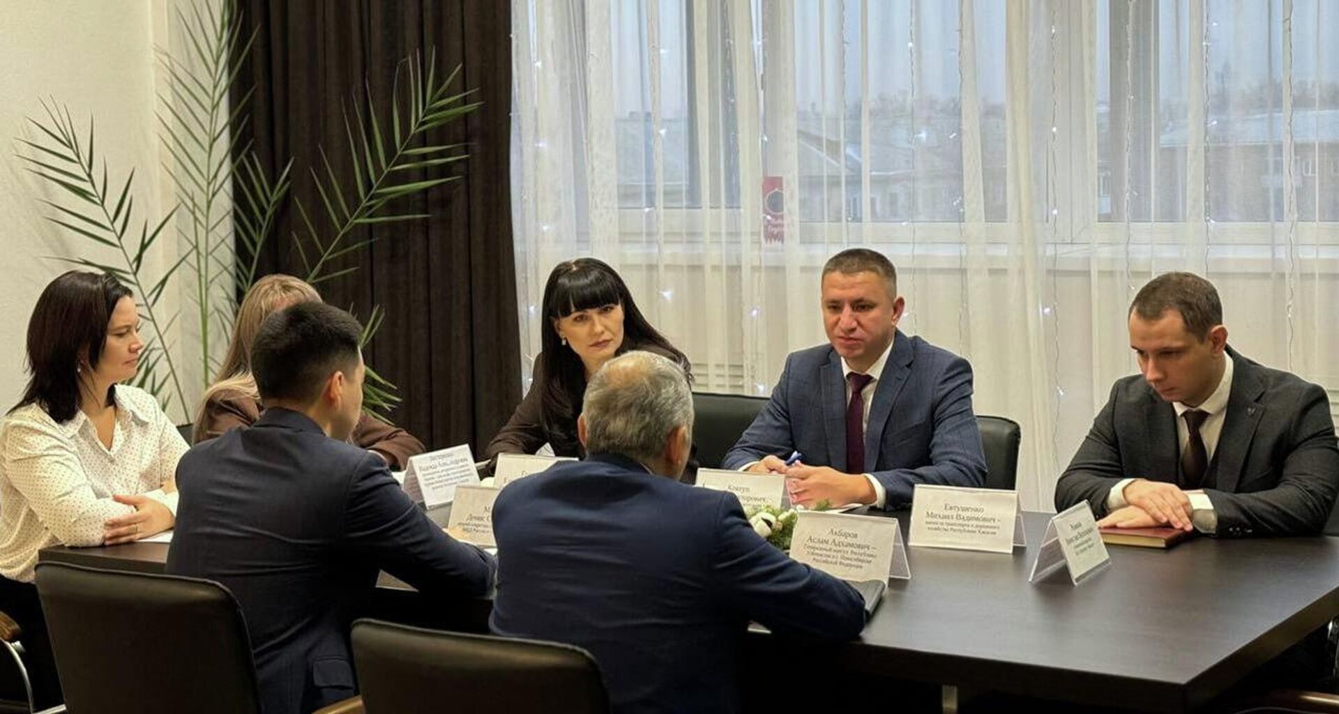 Генконсул Узбекистана в Новосибирске провел расширенную встречу с министром экономического развития Хакасии. - Sputnik Узбекистан, 1920, 26.12.2025