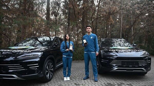 Чемпионам мира по карате и тхэквондо вручили президентские подарки - Sputnik Узбекистан