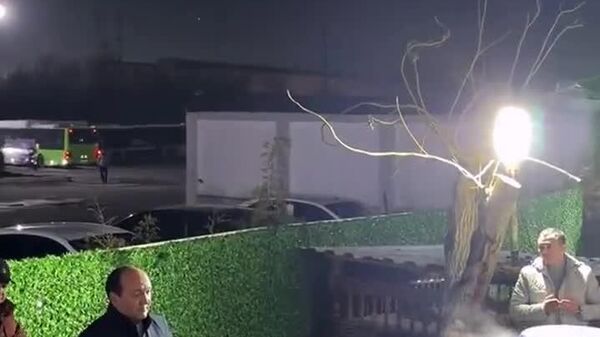 Для водителей автобусов, которые стоят в очереди на метановых заправках, организовали раздачу плова - Sputnik Узбекистан