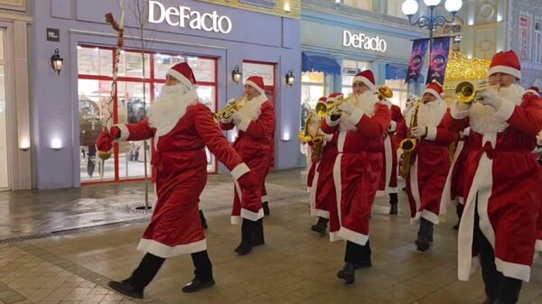 В Ташкенте в связи с празднованием Нового года ежедневно проходит парад Дедов Морозов - Sputnik Узбекистан