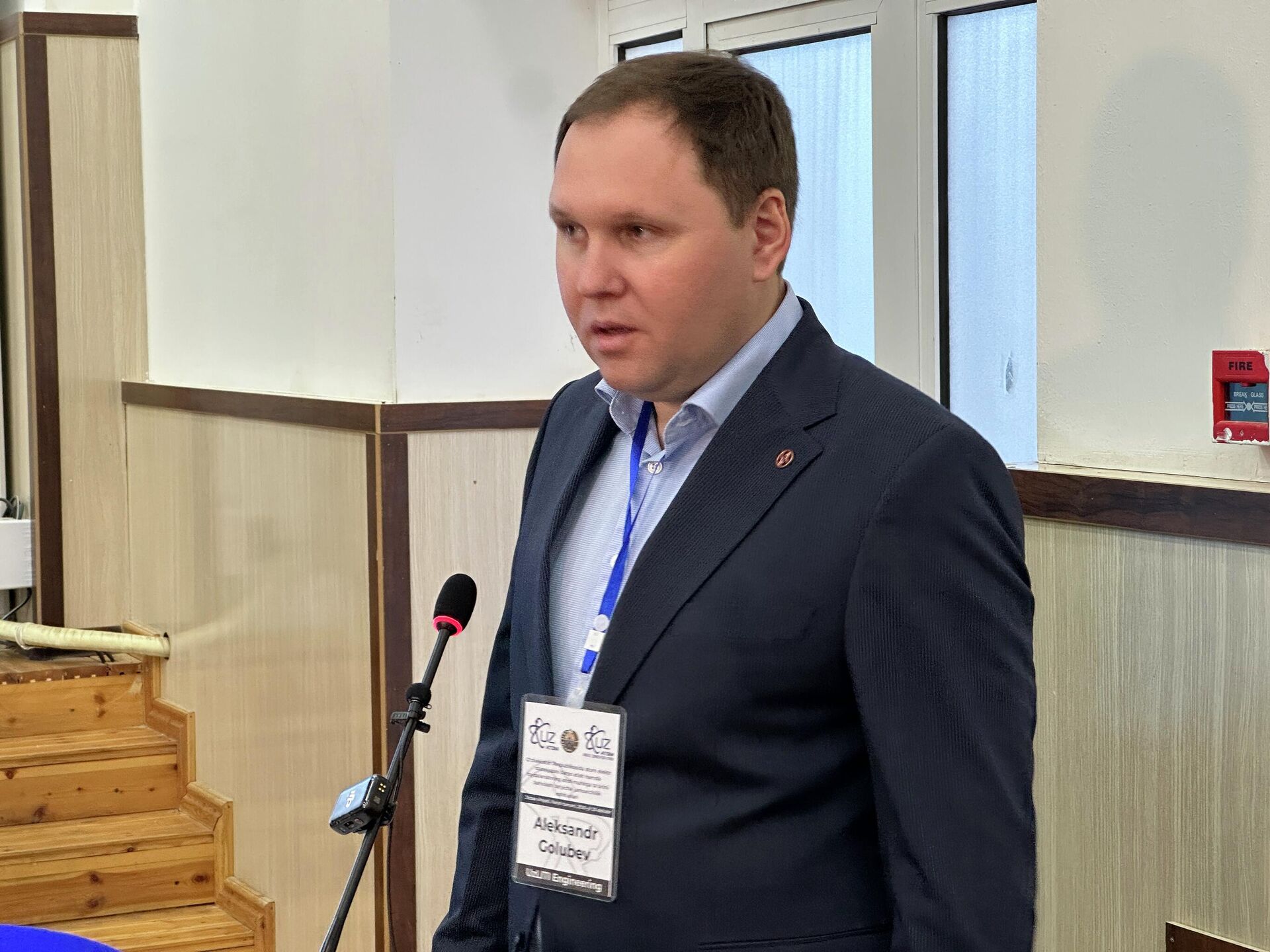 Специалист компании  UzLITI Engineering Александр Голубев на общественных слушаниях в Джизакской области.  - Sputnik Узбекистан, 1920, 27.12.2025