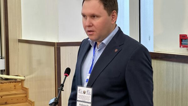 Spetsialist kompanii  UzLITI Engineering Aleksandr Golubev na obshestvennix slushaniyax v Djizakskoy oblasti.  - Sputnik O‘zbekiston