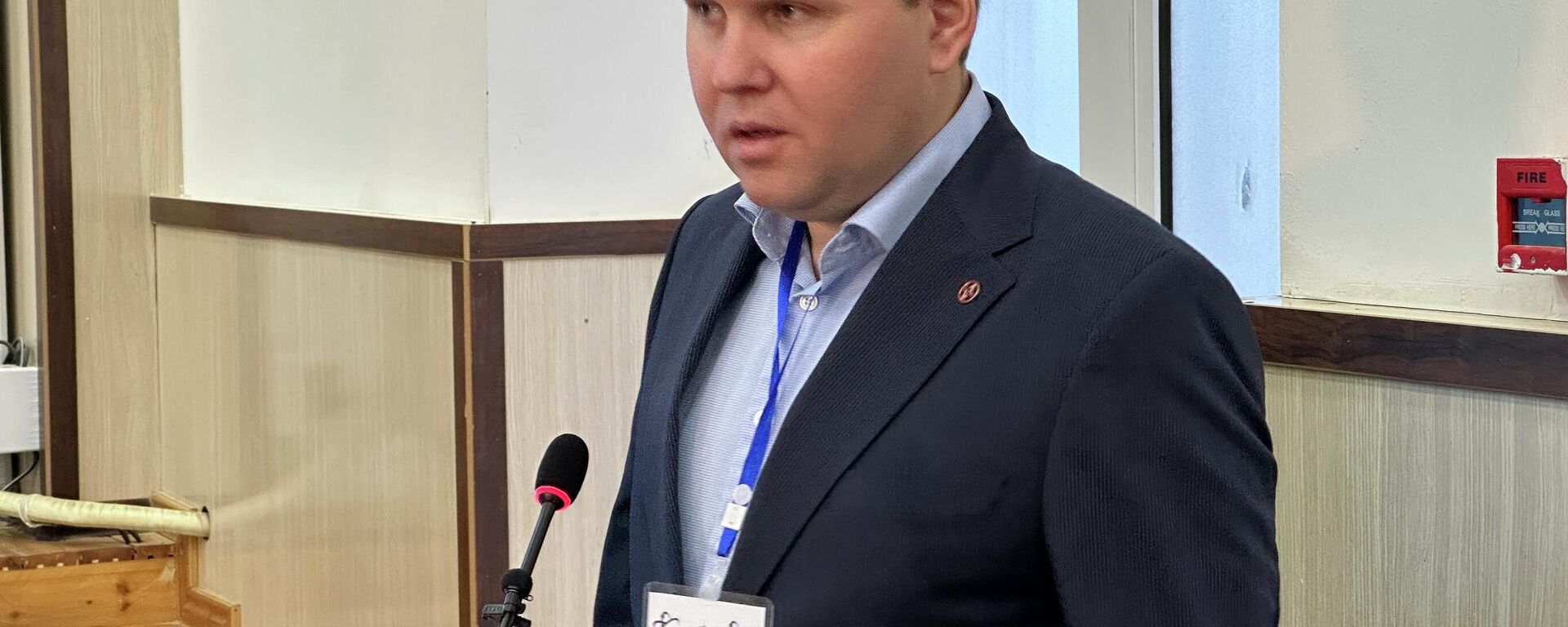 Специалист компании  UzLITI Engineering Александр Голубев на общественных слушаниях в Джизакской области.  - Sputnik Ўзбекистон, 1920, 27.12.2025