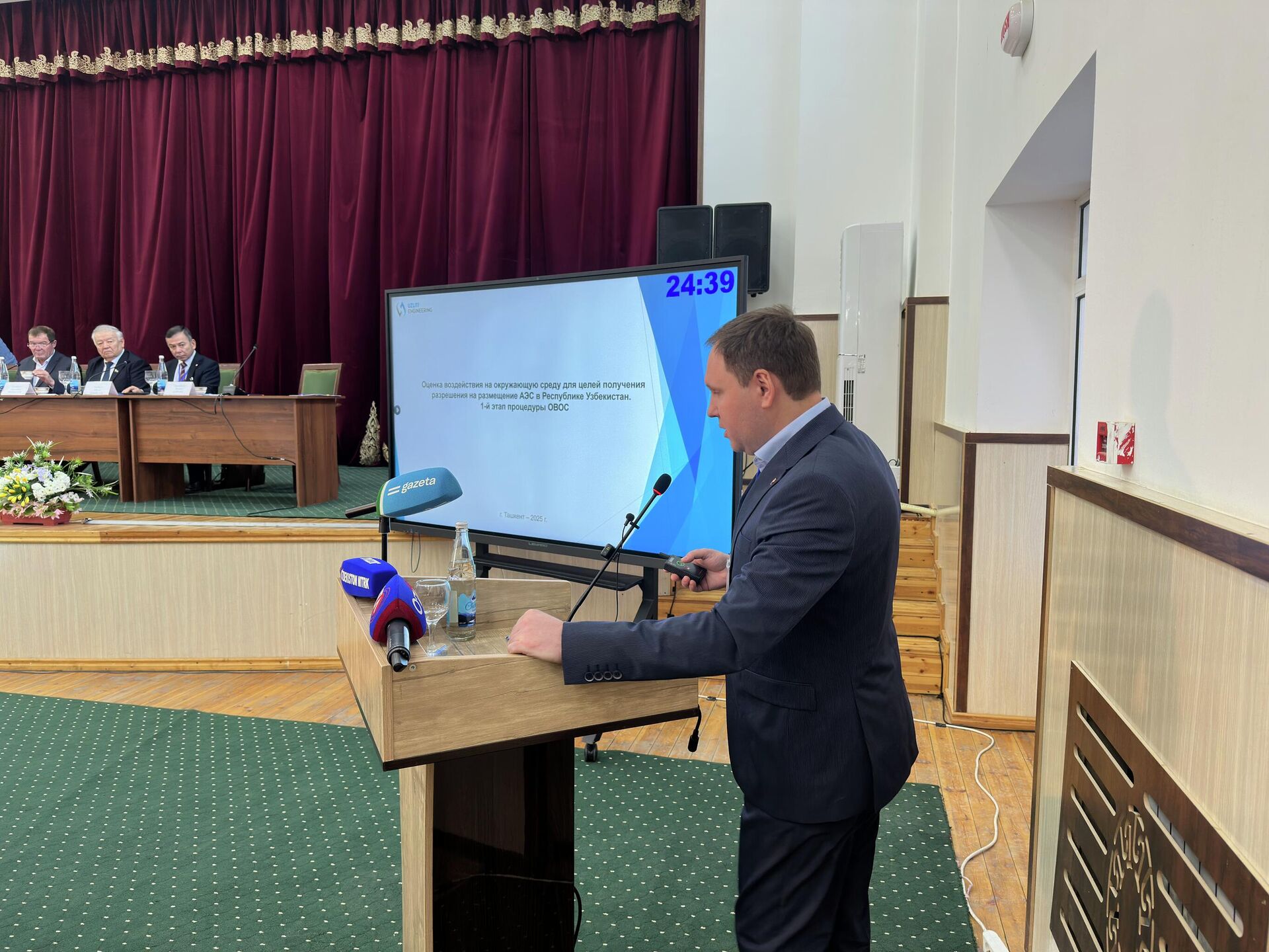 Специалист компании  UzLITI Engineering Александр Голубев на общественных слушаниях в Джизакской области.  - Sputnik Узбекистан, 1920, 27.12.2025