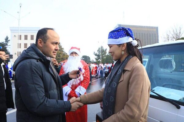 В Самарканде безработной молодежи передали грузовики Labo - Sputnik Узбекистан