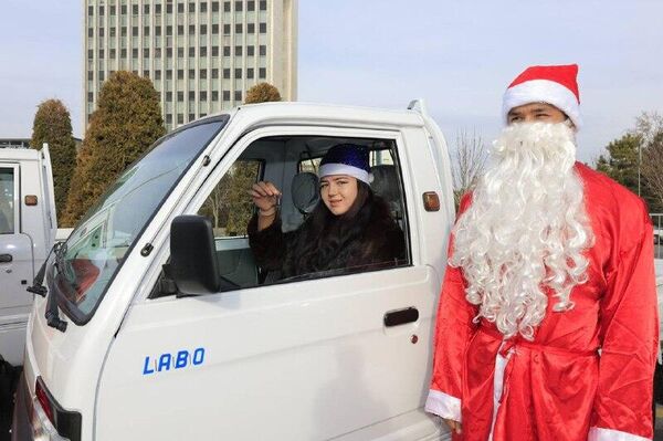 В Самарканде безработной молодежи передали грузовики Labo - Sputnik Узбекистан