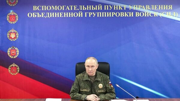 Президент Владимир Путин посетил вспомогательный пункт управления Объединенной группировки войск - Sputnik Узбекистан
