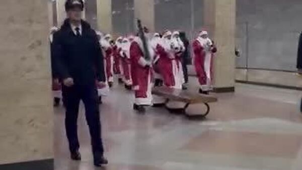 Музыкальный парад Дедов Морозов также прошел через ташкентское метро - Sputnik Узбекистан