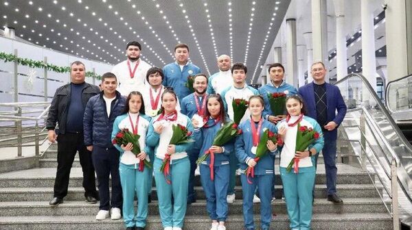 Сборная Узбекистана завершила на втором месте турнир по тяжелой атлетике 10th Qatar Weightlifting Cup - Sputnik Узбекистан