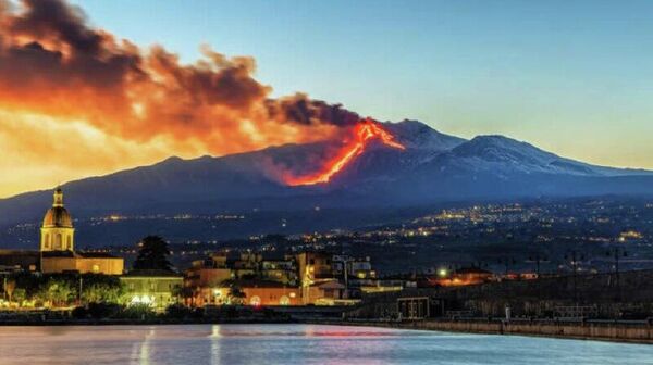 Вулкан Этна на Сицилии вновь пробудился - Sputnik Узбекистан