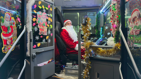 Автобусы Ташкента везут Новый год - Sputnik Узбекистан