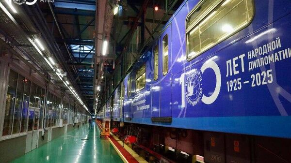 В московском метро начал курсировать тематический поезд, посвященный 100-летию народной дипломатии - Sputnik Узбекистан