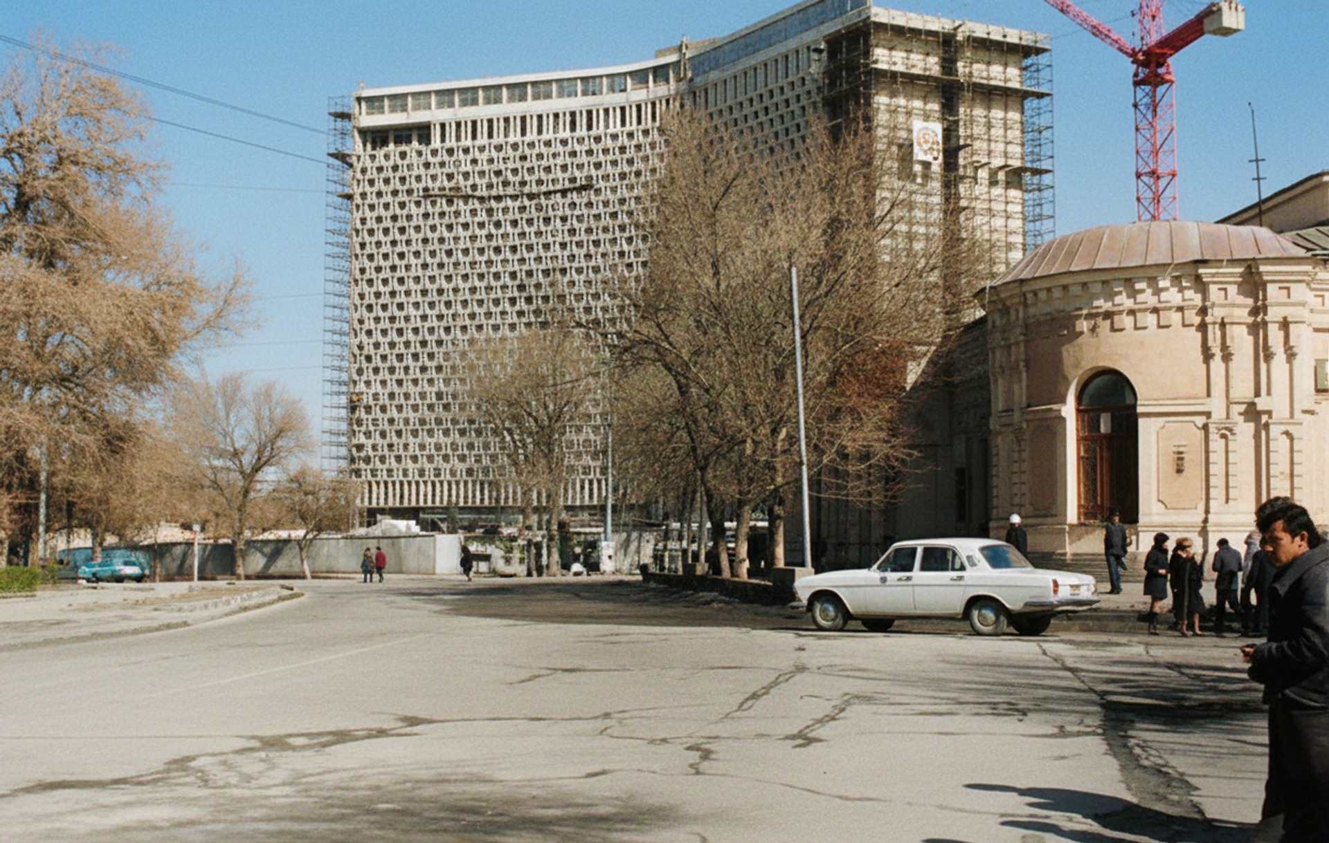 Старое здание Главпочтамта, здесь же располагался телефон-телеграф и радиоцентр (справа). Сейчас на этом месте Дворец международных форумов Узбекистан. - Sputnik Узбекистан, 1920, 29.12.2025