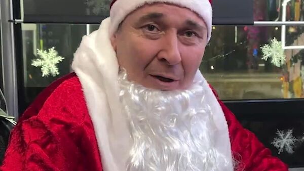 Автобусы Ташкента везут новогоднее настроение - Sputnik Узбекистан