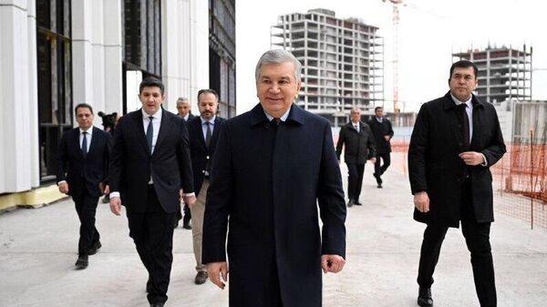 Шавкат Мирзиёев побывал на стройплощадке зданий Университета “Новый Узбекистан” и Национальной библиотеки Узбекистана - Sputnik Узбекистан