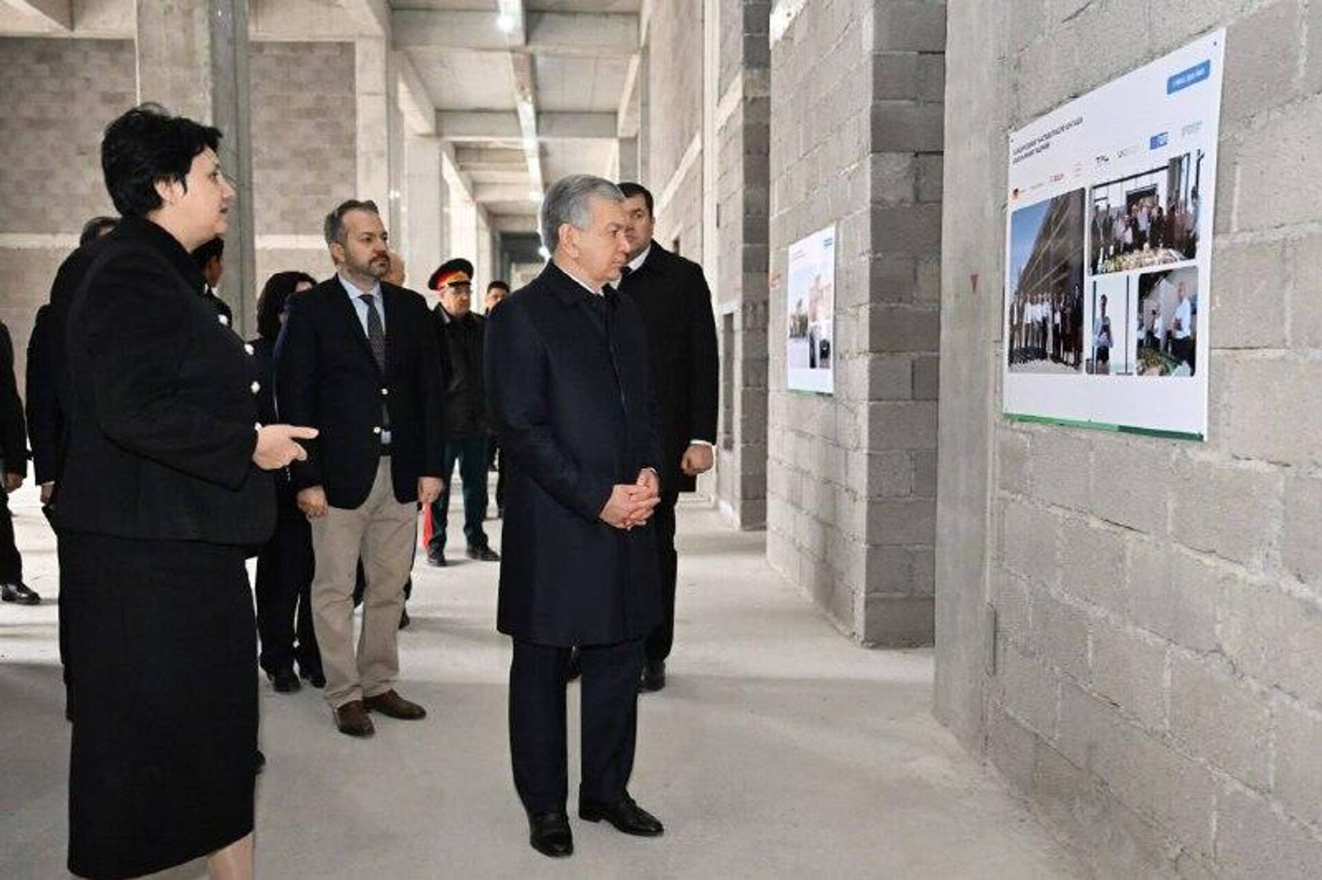 Шавкат Мирзиёев побывал на стройплощадке зданий Университета “Новый Узбекистан” и Национальной библиотеки Узбекистана - Sputnik Узбекистан, 1920, 30.12.2025