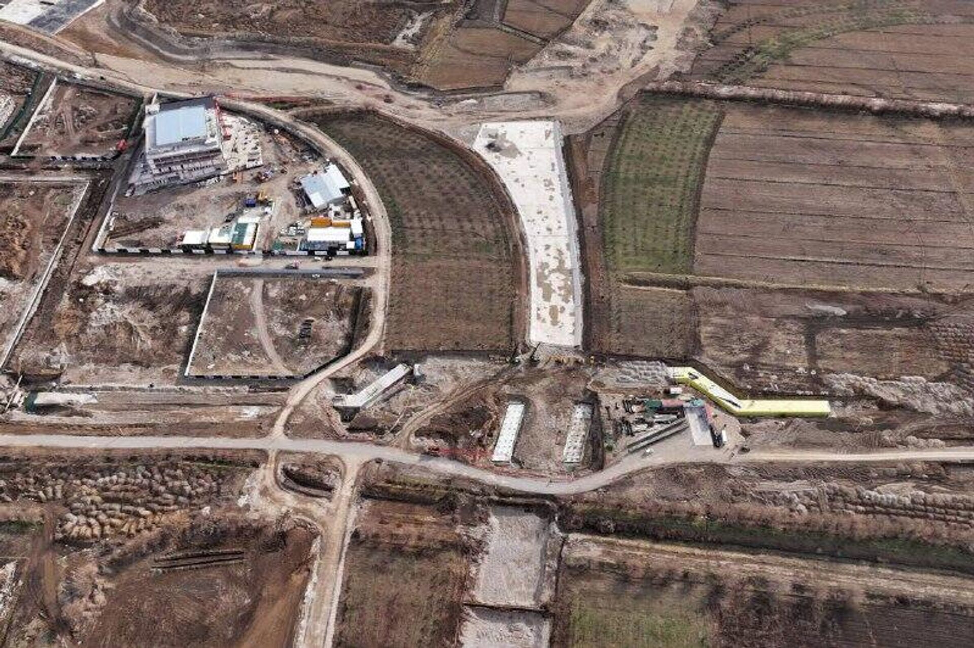 Президент Узбекистана осмотрел строительство нового моста через реку Чирчик - Sputnik Узбекистан, 1920, 30.12.2025