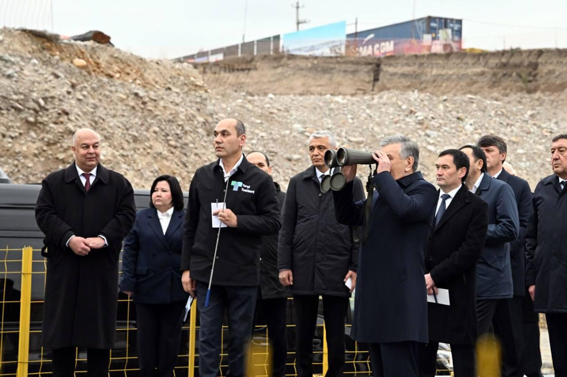 Шавкат Мирзиёев осмотрел строительство нового моста через реку Чирчик и автостоянки, совмещенной со станцией метро. - Sputnik Узбекистан, 1920, 31.12.2025