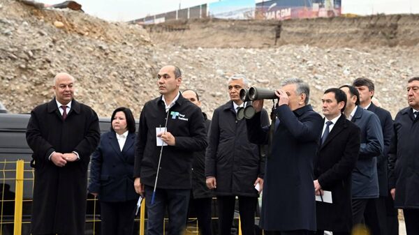 Shavkat Mirziyoyev osmotrel stroitelstvo novogo mosta cherez reku Chirchik i avtostoyanki, sovmeshennoy so stansiyey metro. - Sputnik O‘zbekiston