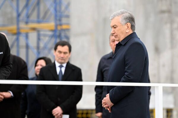 Shavkat Mirziyoyev osmotrel stroitelstvo novogo mosta cherez reku Chirchik i avtostoyanki, sovmeshennoy so stansiyey metro. - Sputnik O‘zbekiston