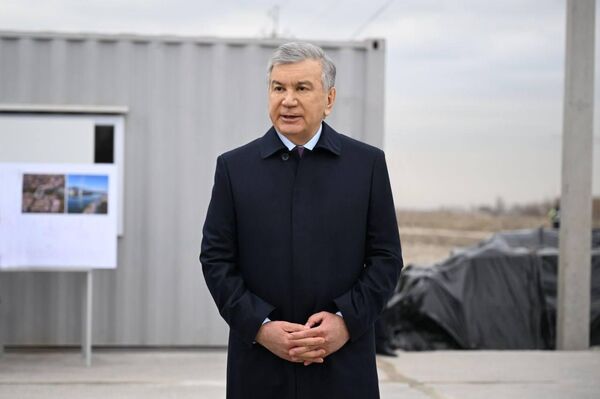 Shavkat Mirziyoyev osmotrel stroitelstvo novogo mosta cherez reku Chirchik i avtostoyanki, sovmeshennoy so stansiyey metro. - Sputnik O‘zbekiston