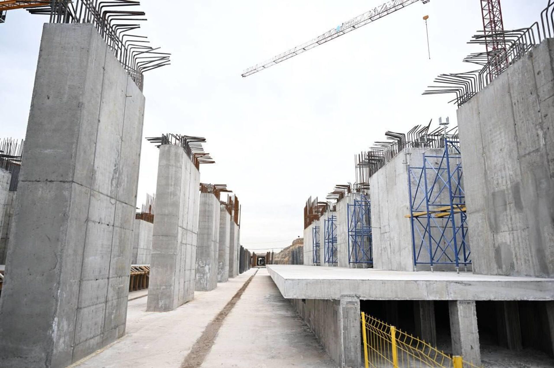 Шавкат Мирзиёев осмотрел строительство нового моста через реку Чирчик и автостоянки, совмещенной со станцией метро. - Sputnik Узбекистан, 1920, 31.12.2025