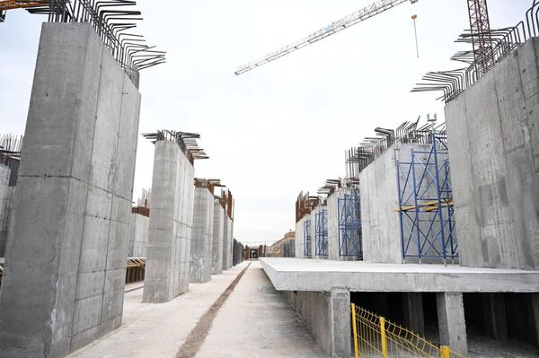 Shavkat Mirziyoyev osmotrel stroitelstvo novogo mosta cherez reku Chirchik i avtostoyanki, sovmeshennoy so stansiyey metro. - Sputnik O‘zbekiston