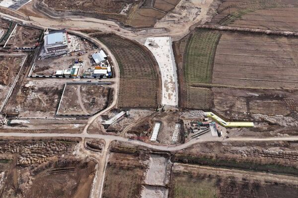 Shavkat Mirziyoyev osmotrel stroitelstvo novogo mosta cherez reku Chirchik i avtostoyanki, sovmeshennoy so stansiyey metro. - Sputnik O‘zbekiston