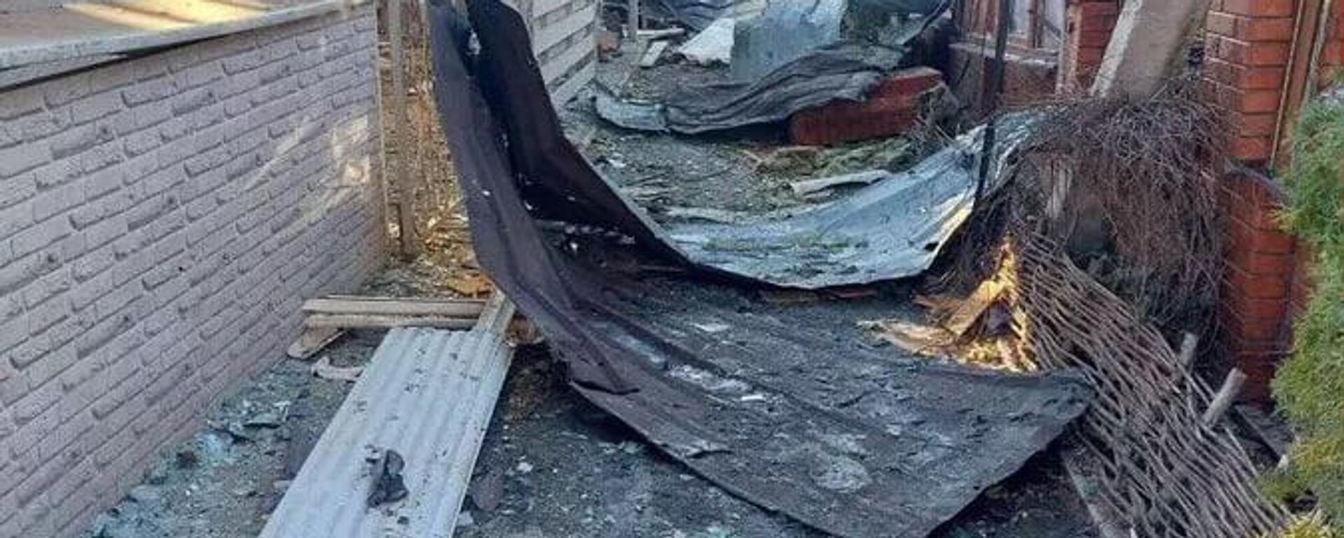 Последствия атаки дронов ВСУ на кафе и гостиницу в Хорлах в Херсонской области - Sputnik Узбекистан, 1920, 01.01.2026