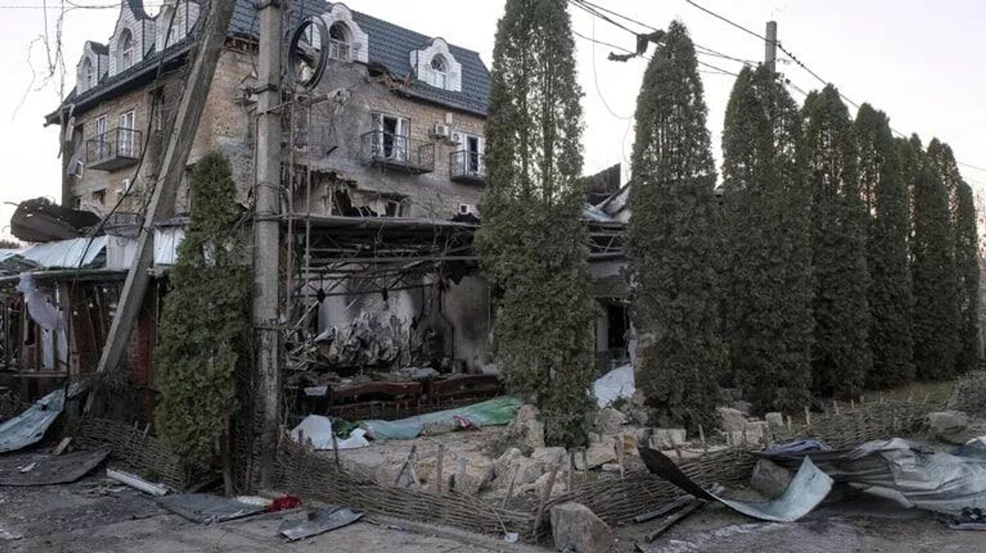 Последствия атаки БПЛА ВСУ на поселок Хорлы в Херсонской области - Sputnik Узбекистан, 1920, 02.01.2026