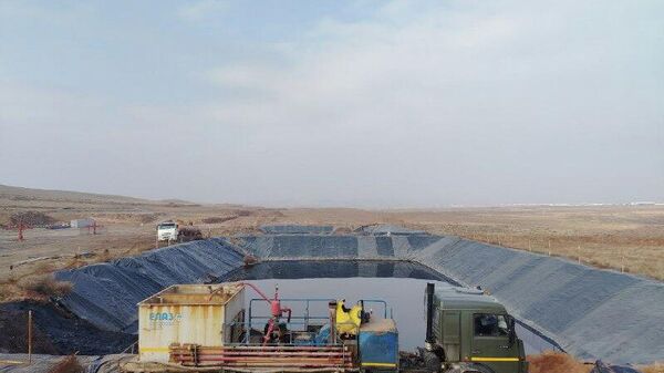На месторождении М-25 в Байсуне произошла утечка жидкости, содержащей нефть, сообщили в Минэнерго Узбекистана - Sputnik Узбекистан