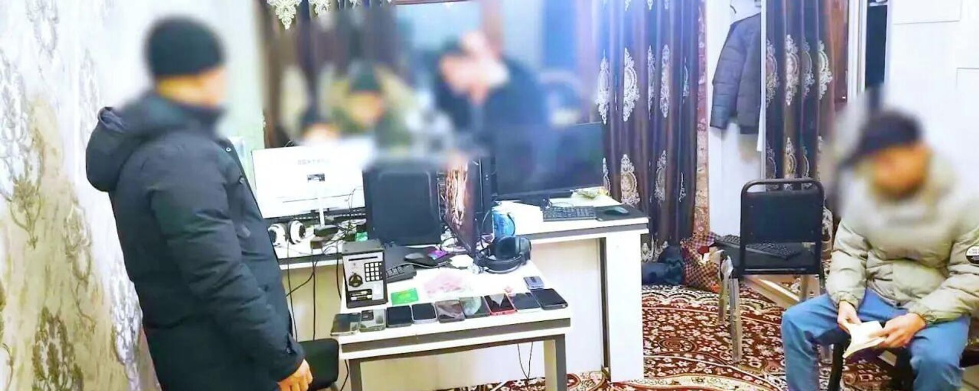 В Узбекистане раскрыта группа мошенников, действовавших от имени Таможенного комитета - Sputnik Ўзбекистон, 1920, 07.01.2026