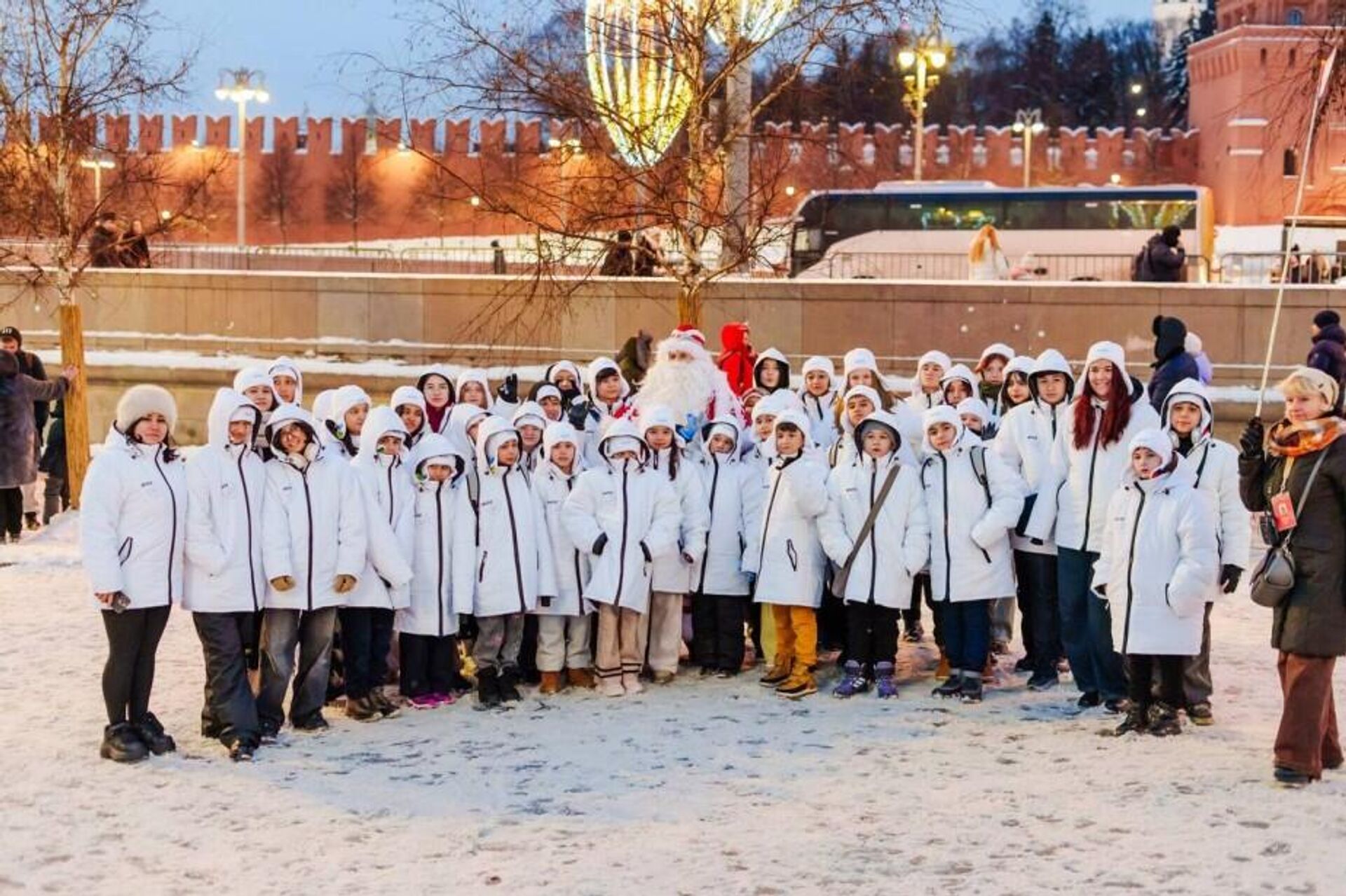 V Sankt-Peterburg pribila detskaya delegatsiya iz Uzbekistana - Sputnik O‘zbekiston, 1920, 07.01.2026