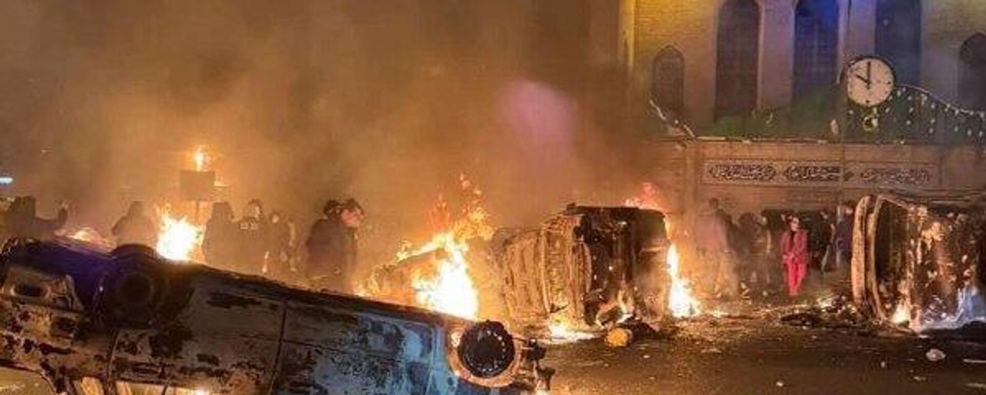 Госсекретарь США Марко Рубио, комментируя протесты в Иране, в ходе которых демонстранты забрасывают камнями силы безопасности и поджигают здания, банки, мечети и автомобили, заявил: - Sputnik Ўзбекистон, 1920, 17.01.2026