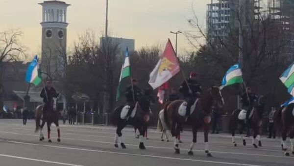 В сквере Амира Темура в Ташкенте прошел конный кавалерийский парад, приуроченный к 34-летию образования Вооруженных сил и Дню защитников Родины - Sputnik Узбекистан