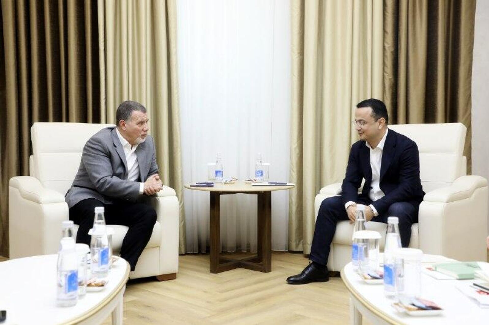 Встреча главы МИПТ Лазиза Кудратова с гендиректором турецкой компании Anadolu Isuzu Юсуфом Тугрулом Ариканом - Sputnik Узбекистан, 1920, 11.01.2026