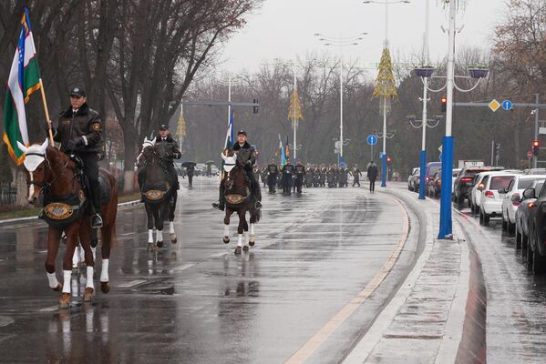 В Ташкенте прошло торжественное шествие воинских подразделений ВС Узбекистана - Sputnik Узбекистан