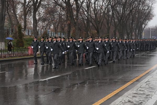 В Ташкенте прошло торжественное шествие воинских подразделений ВС Узбекистана - Sputnik Узбекистан