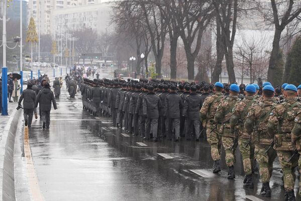 В Ташкенте прошло торжественное шествие воинских подразделений ВС Узбекистана - Sputnik Узбекистан