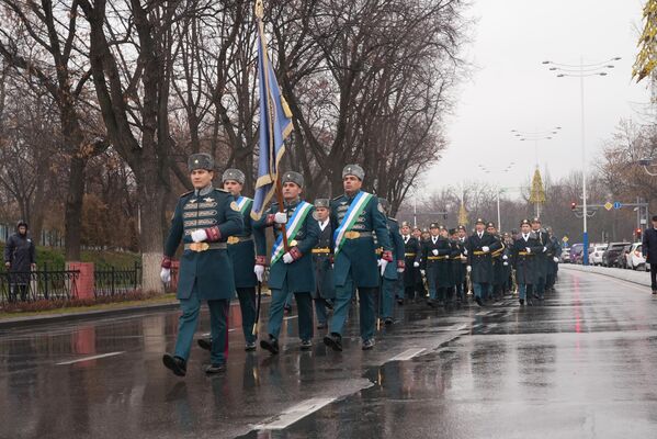 В Ташкенте прошло торжественное шествие воинских подразделений ВС Узбекистана - Sputnik Узбекистан