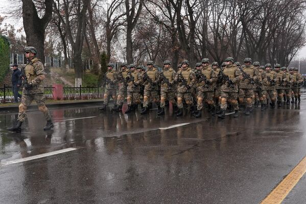 В Ташкенте прошло торжественное шествие воинских подразделений ВС Узбекистана - Sputnik Узбекистан