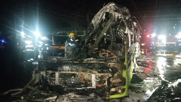 В Ташкенте сгорел автобус MAN - Sputnik Ўзбекистон
