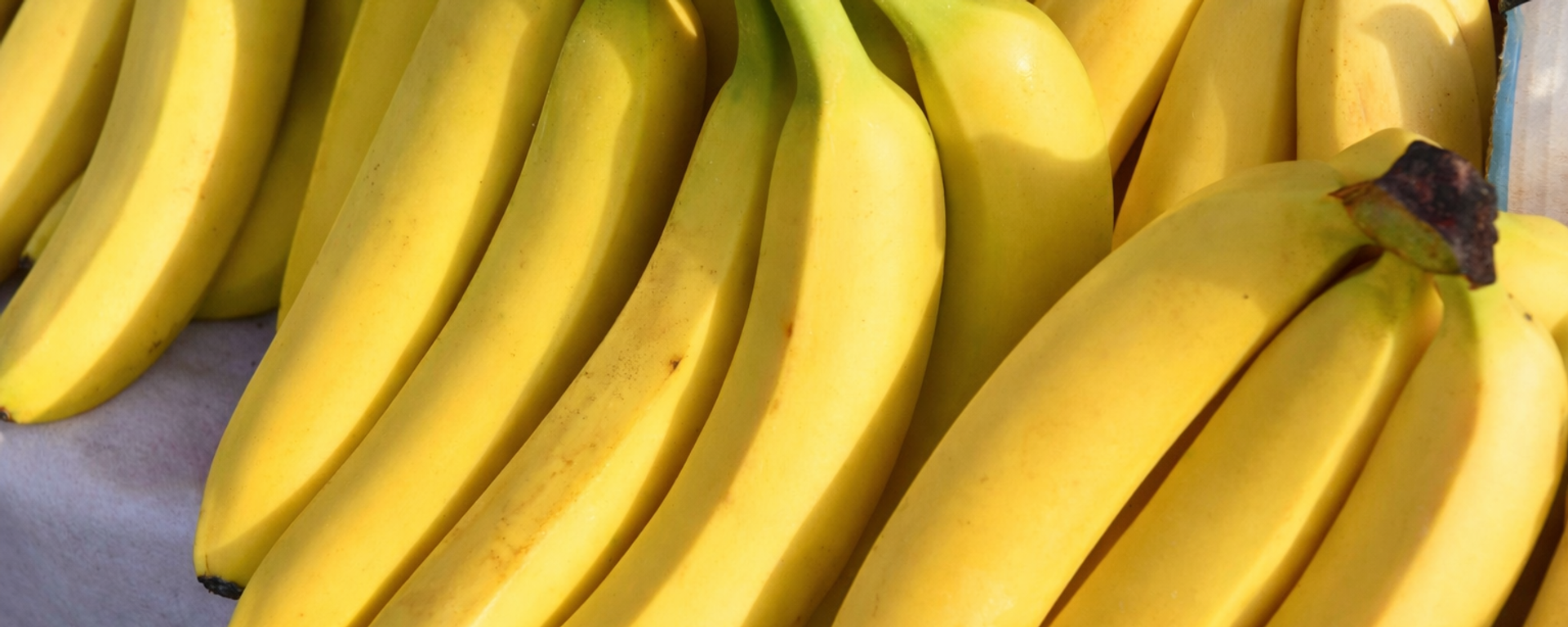 Бананы на прилавке - Sputnik Узбекистан, 1920, 06.10.2025