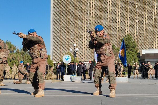 В Самарканде прошел парад, посвященный Дню защитников Родины - Sputnik Узбекистан