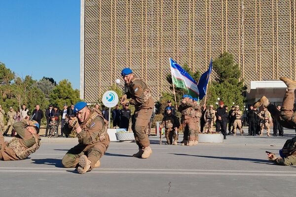 В Самарканде прошел парад, посвященный Дню защитников Родины - Sputnik Узбекистан