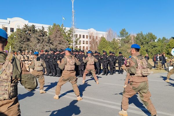 В Самарканде прошел парад, посвященный Дню защитников Родины - Sputnik Узбекистан