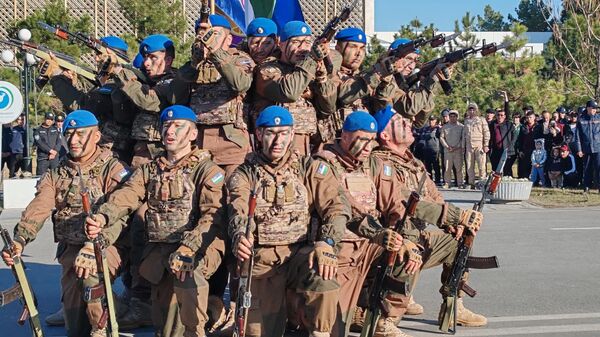В Самарканде прошел парад, посвященный Дню защитников Родины - Sputnik Узбекистан